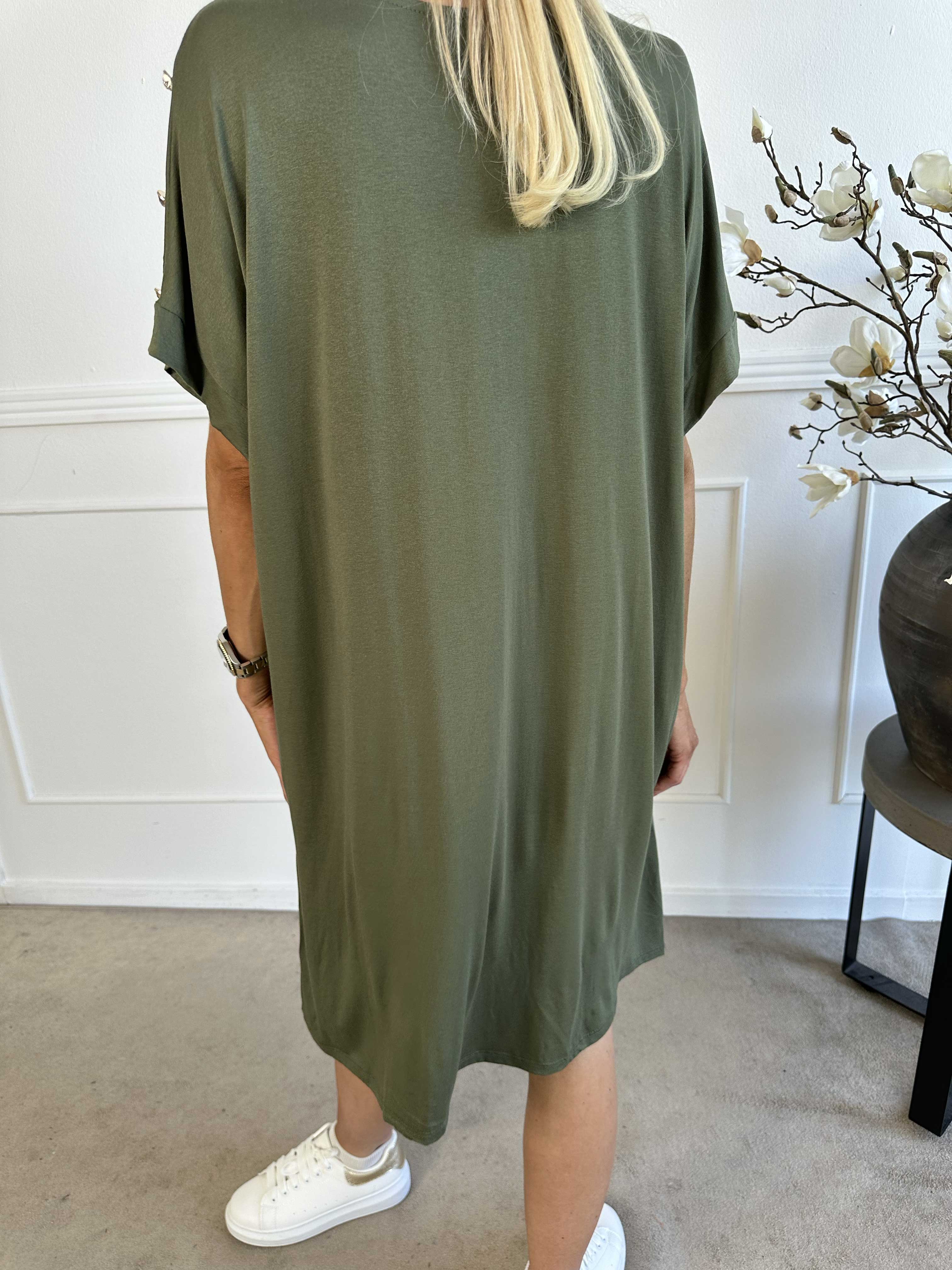 Alli - Söt t-shirtklänning med knappdetalj på axeln